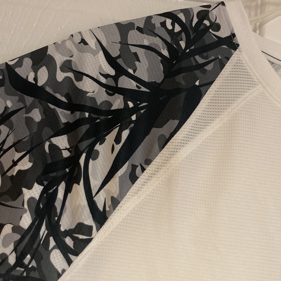 COPY - UA Women's CoolSwitch Run Printed Top - Picture 5 of 12